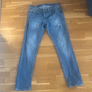 Dondup George Jeans - Hej! Jag säljer dessa Dondup jeans i modellen George. Skick 10/10 och storlek skulle jag säga är mellan 34/33 men det står 34 på de.