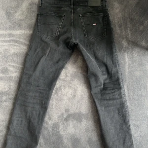 Tommy hilifiger Jeans Slim - Säljer dessa Tommy hilfiger jeans i modellen Austin Slim. De är i bra skick och riktigt feta. Storlek W30 L32. Hör av er vid funderingar!