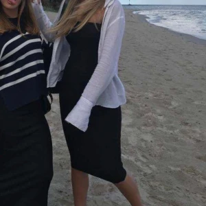 Svart klänning  - Snygg svart axelbandslös klänning med en tight passform.  Klänningen har en elegant och fin design. Passar till alla tillfällen 👌🏼