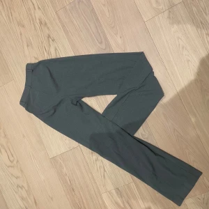 Kostymbyxor - Grå kostymbyxor från pull and bear, i nyskick!! Säljer då jag har flera par liknande