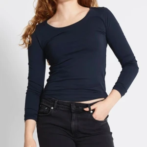 Långärmad topp i olika färger - Säljer 3 stilrena långärmade toppar i tre olika färger: marinblå, vit och svart. Perfekt basplagg med rund halsringning och normal passform. Tillverkad i mjukt material för bekväm användning. Passar till alla tillfällen!