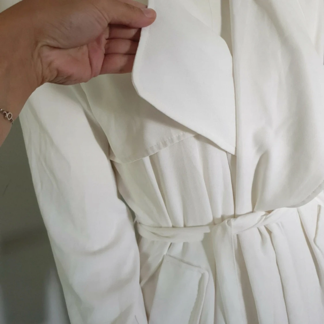 Vit trenchcoat med bälte - 4