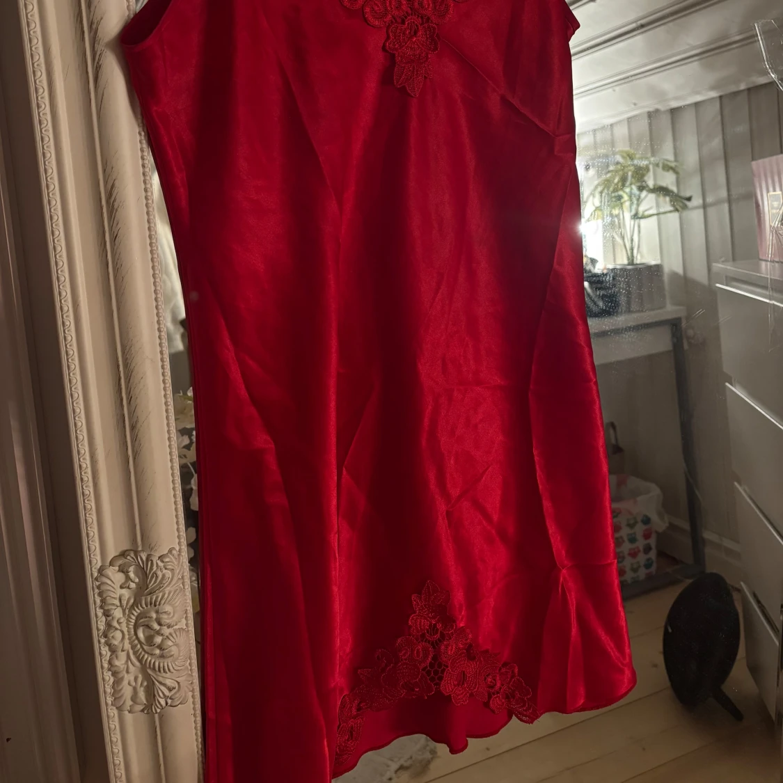 Röd kort lattlinne med spetsdetaljer - 1