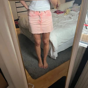 Korallfärgad jeanskjol  - Säljer en korallfärgad jeanskjol. Skriv om ni har några frågor!💞