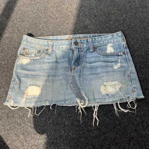 Jeanskjol med revor - Supersöt jeanskjol i bra skick, den är använd men har inga defekter💖😇 Mått på bilderna, storlek US 0