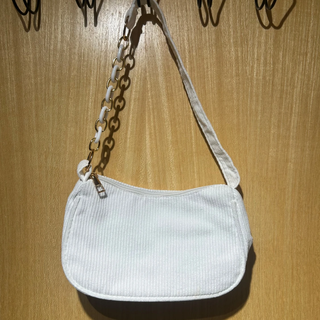Vit axelväska med kedjedetalj