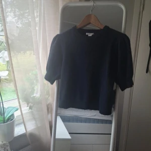 Mörkblå stickad tröja Gina Tricot - Snygg mörkblå stickad tröja från Gina Tricot med puffiga korta ärmar och rund hals. Säljer den då jag aldrig använt den💞💗