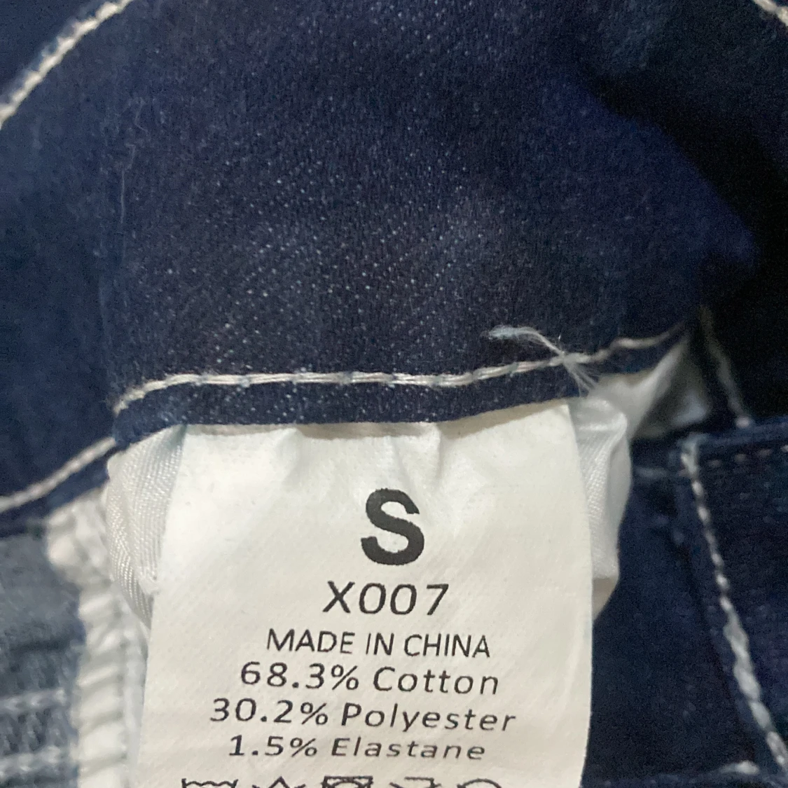 Mörkblå jeansbyxor med kontrastsömmar - 2