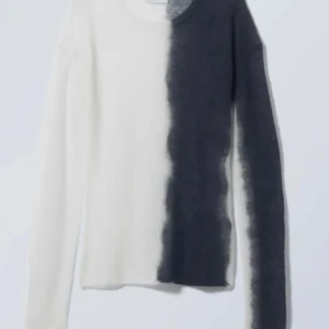 Vit och mörkgrå tunn stickad tröja från Weekday - Säljer en cool tunn stickad tröja från Weekday med unik tvåfärgad design i vitt och mörkgrått. Tröjan har långärmad passform och är gjord i mjukt stickat material. Säljer pga att den inte kommer till användning❤️