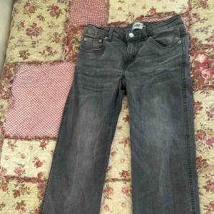Grå jeansbyxor från 157 - Snygga grå jeansbyxor från lager 157 ”90s boot”. Jeansen har en mörkgrå tvätt och silverfärgade knappar . Passar dig som gillar en enkel och stilren look. Materialet är jeans och midjan är normal. Vill bli av med så fort som möjligt så pris kan diskuteras💗