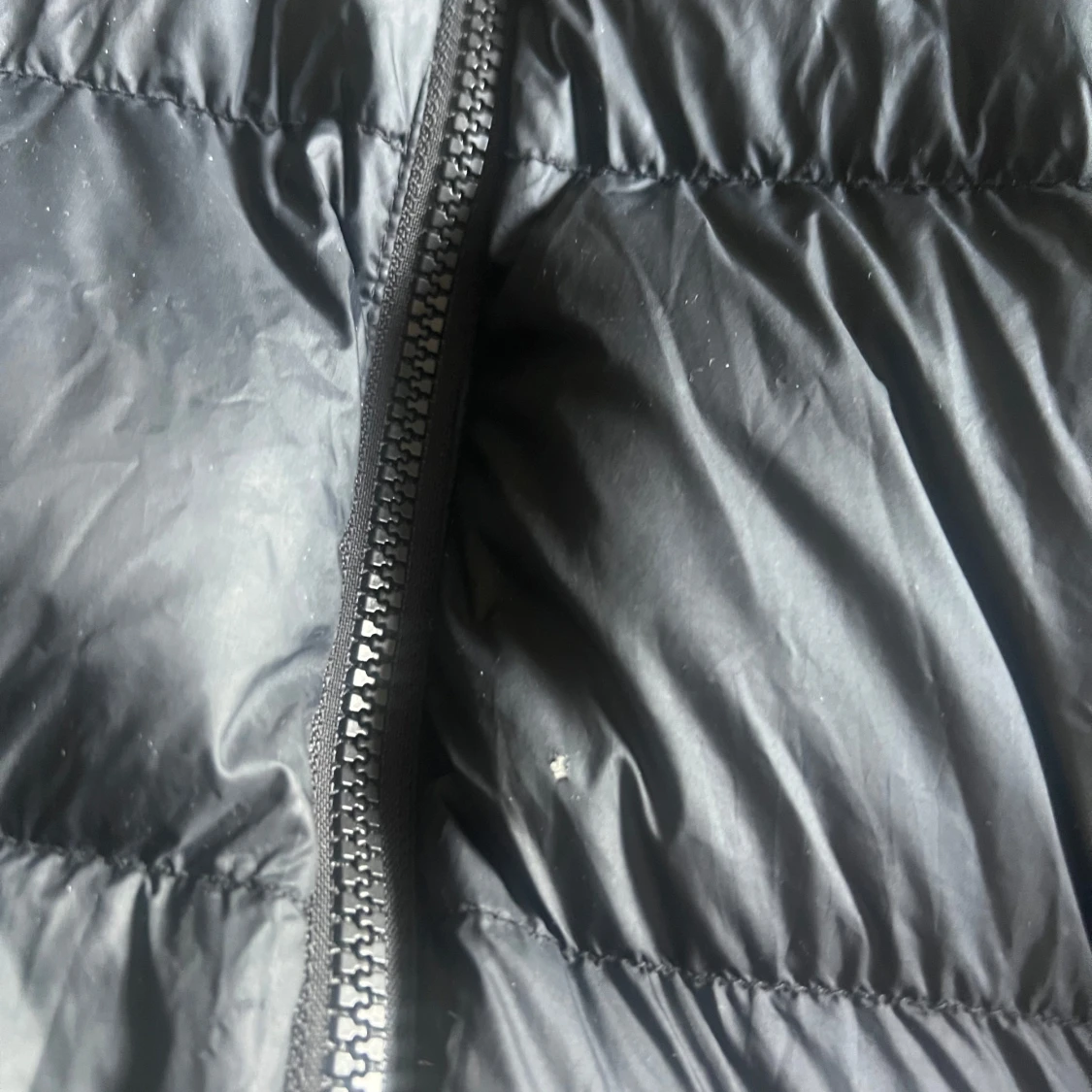 Svart lätt dunjacka från Cubus  - 3