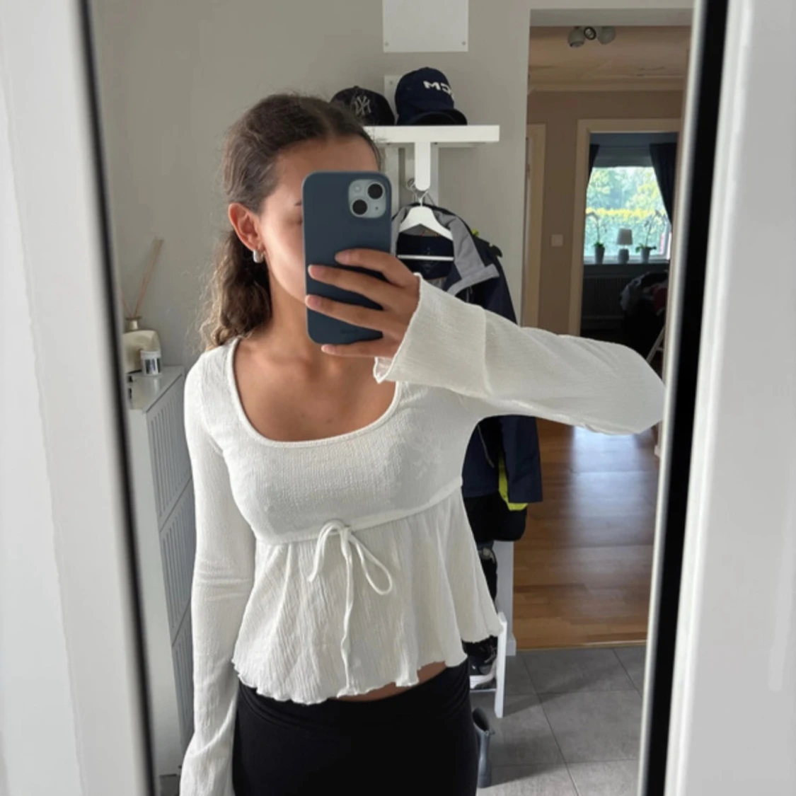 Vit långärmad blus med knyt