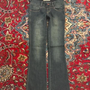 Low waist jeans bootcut💓 - Säljer nu mina favorit jeans, från tanks! De är bootcut, och så klart low waist💞Storlek 36. I jätte bra skick! Hör av er vid minsta fråga! Säljer då de har blivit för små☺️