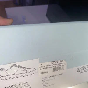 Lanvin ljusgrå nappa sneakers - Säljer ett par stilrena lavin. Dem är i bra skick men sulan lite smutsig. Har box och extra sko snören har dock tappat bort dustbag.  Skriv om frågor. Storlek 9 UK  eller 43 