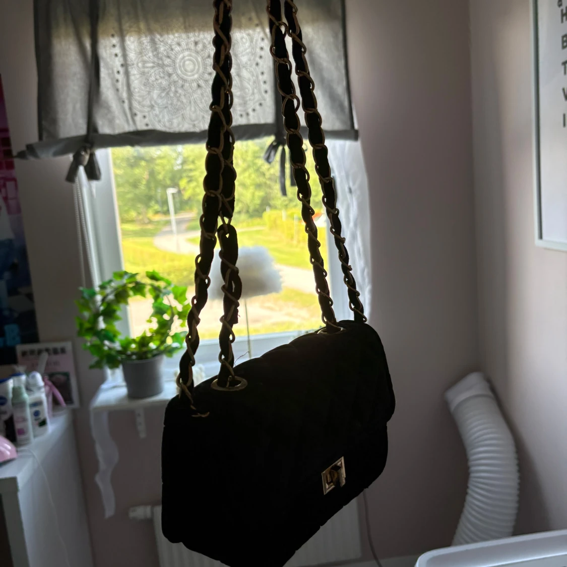 Svart quiltad axelväska med kedja - 1