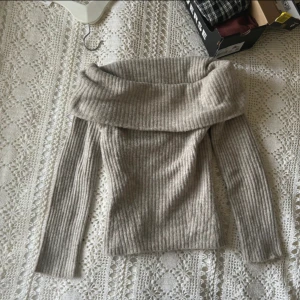 offshoulder tröja - Snygg  ribbad offshoulder tröja med långa ärmar.