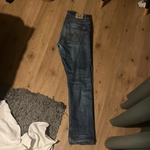Nudie jeans - Säljer ett Nudie Jeans i storlek 32/32. Inga hål eller någonting sånt.                                              Priset är inte hugget i sten