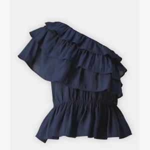 Marinblå oneshoulder volangtop - Säljer en marinblå topp med oneshoulder och flera lager volanger. Toppen har en snygg, luftig passform och är tillverkad i bomull. Perfekt att styla med jeans eller kjol för en cool look. Storlek M men passar S❤️