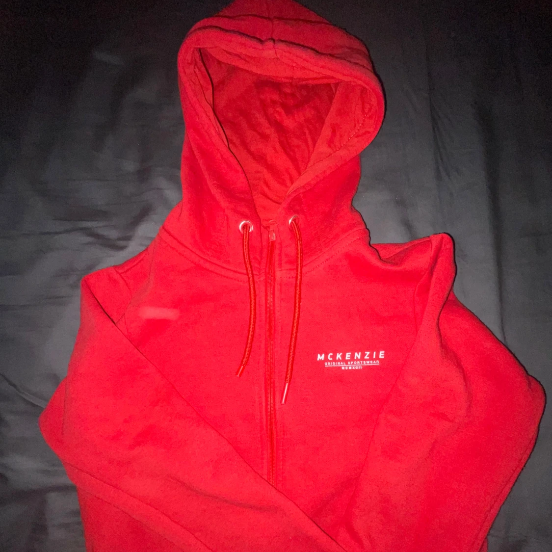 Röd hoodie från McKenzie med dragkedja