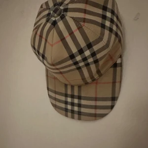 Burberry keps - Burberry keps storlek M                                                         Jag säljer den då jag inte har användning av den längre. Skriv angående frågor🙂