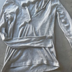 Långärmad tröja  - Säljer pga att den är för liten. Finns en pytte liten fläck på armen. Priset går att diskuteras vid snabb affär. 