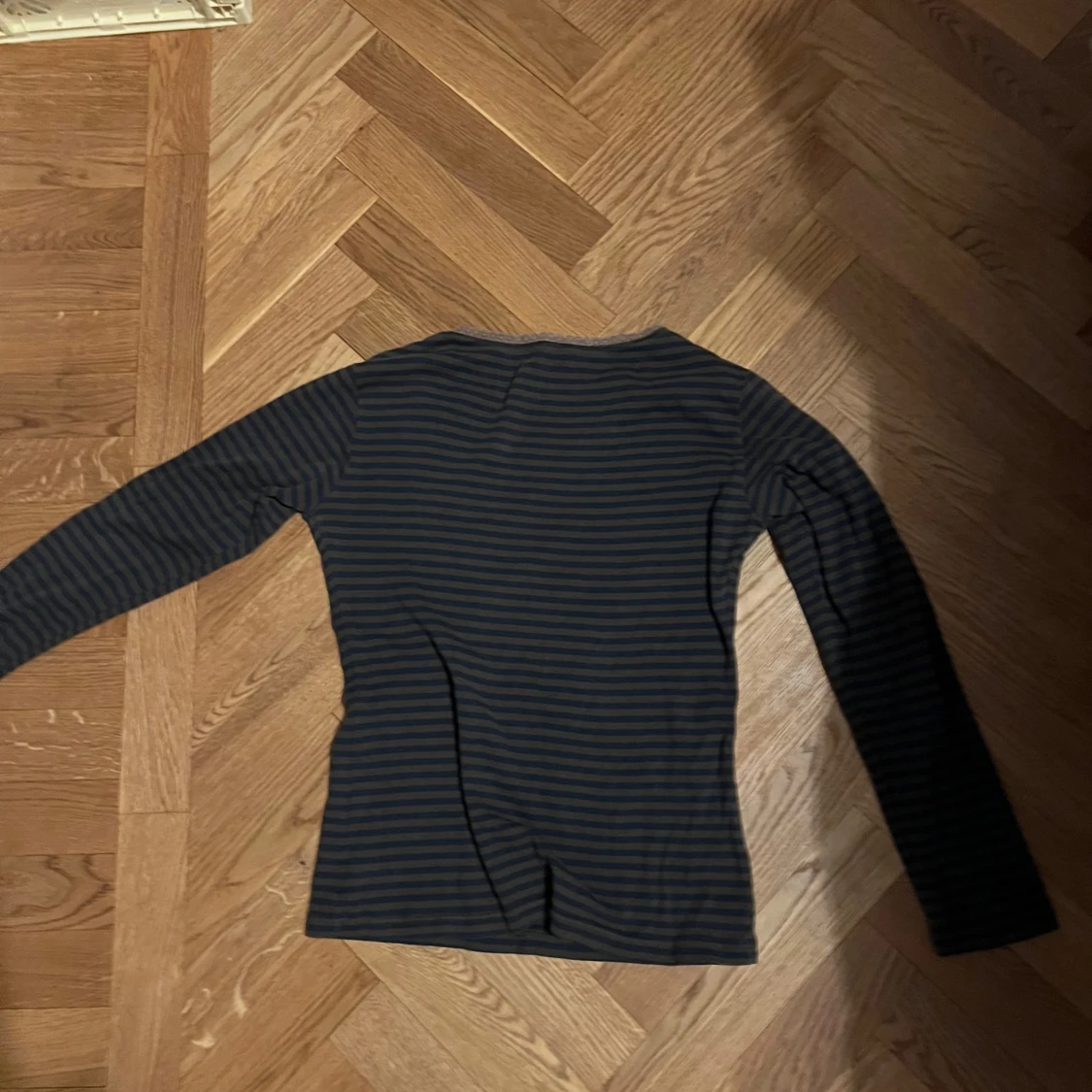 brun och svart randig långärmad tröja - 1
