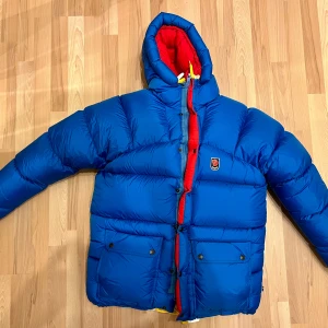 Fjällräven Expedition dunjacka down jacket S - En absolut raritet: Den klassiska Fjällräven Expedition dunjackan (inte den lätta versionen) med extra dunfyllning (överfylld med ytterligare 800 g dun). Ett absolut måste för fans av riktigt varma dunjackor. Ny och oanvänd. Storlek S. Stor i storleken, som ni vet!  Säg bara till om du har några frågor.