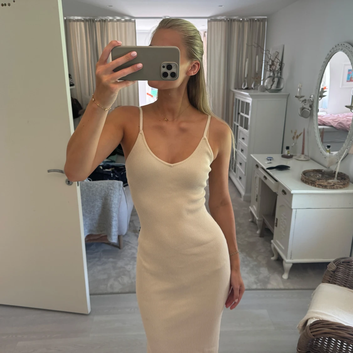 Beige ribbad långklänning MOCCO