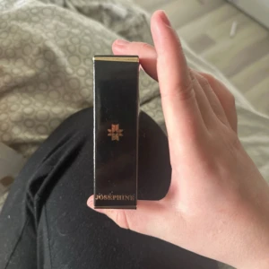 Läppstift från Joséphine Cosmetics - Snyggt läppstift från Joséphine Cosmetics i en lyxig svart och guldig förpackning. Läppstiftet är designat för att ge en matt finish och appliceras enkelt med medföljande applikator. Perfekt för dig som vill ha ett statement på läpparna.