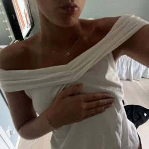 Of shoulder topp - Säljer denna snygga vita of shoulder topp, då den inte kommit till användning ! Skriv om intresserad! ❤️håller för eftersom tröjan är lite genomskinlig 