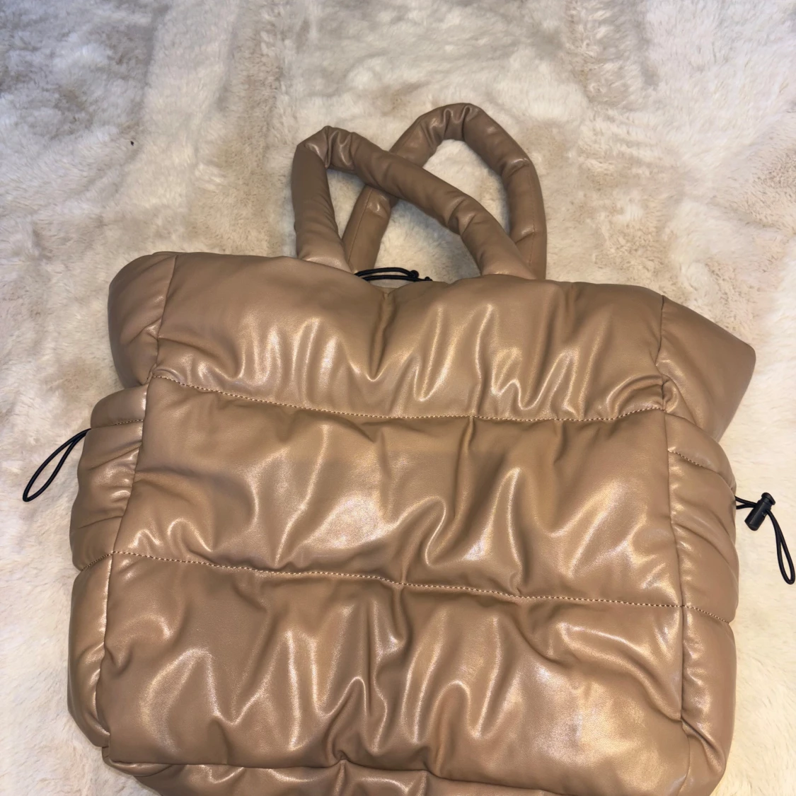 Beige quiltad axelväska i skinnimitation