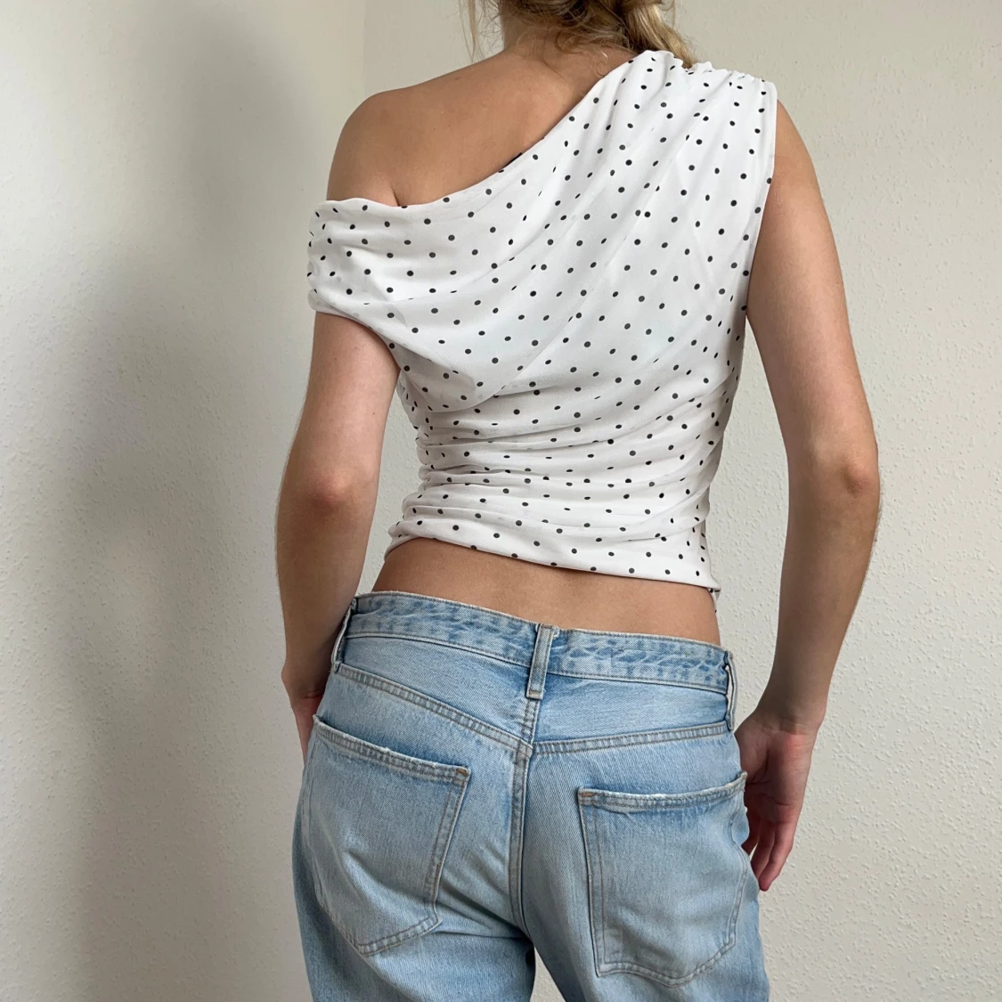 Vit prickig oneshoulder topp - 2