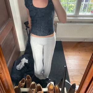 Mörk blå t-shirt - Säljer en super fin jätte bekväm tröja 🥰🥰Den är storlek xs passar s i jätte bra skick!! Pris kan diskuteras🫶🏻🫶🏻