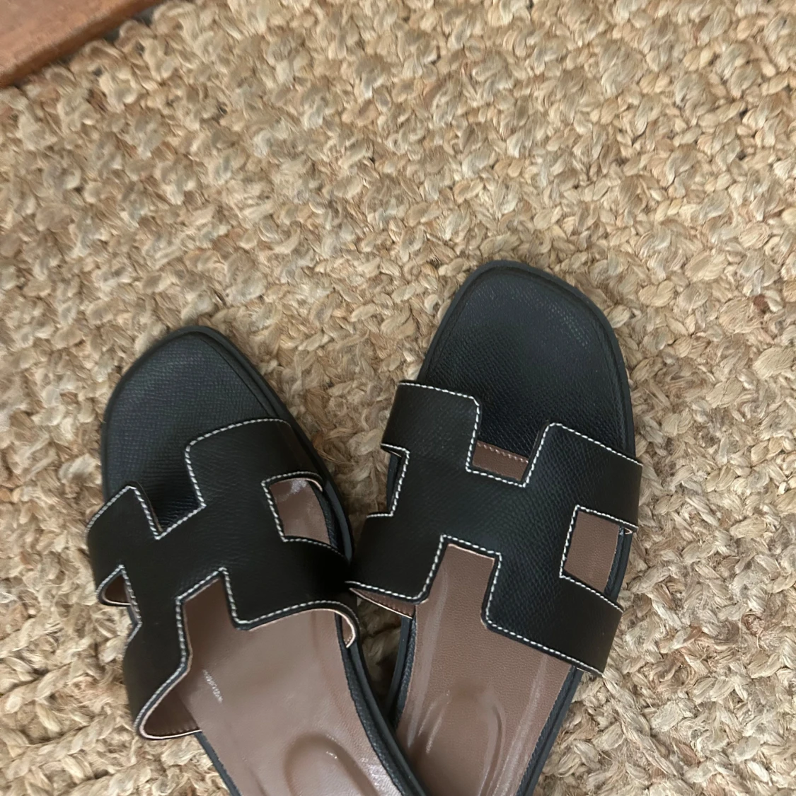 Svarta H sandaler med vit söm