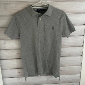 Polo Ralph Lauren pike - Tjena! Säljer nu en sjukt snygg piké från Polo Ralph Lauren. Den är endast använd en gång! Så ett otroligt bra och fint skick! Kontakta mig vid minsta fundering😃🙌