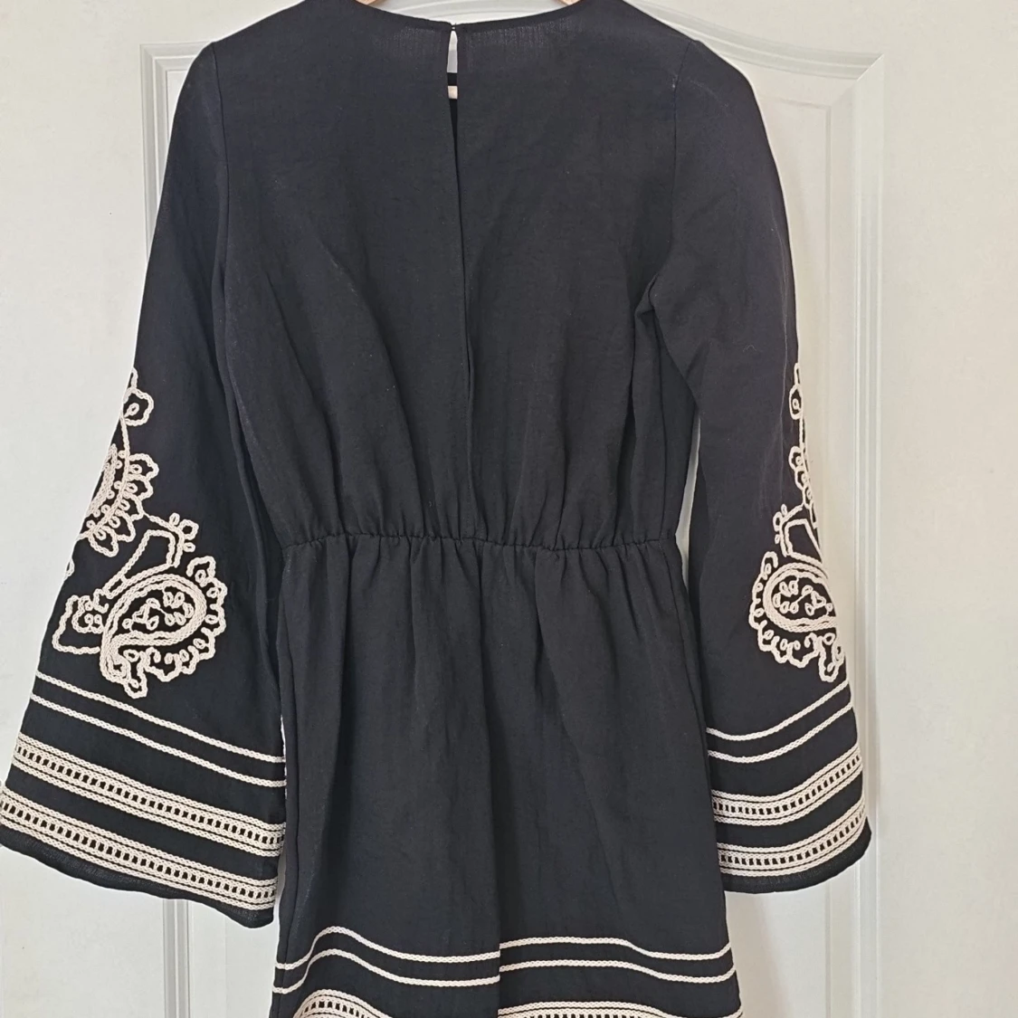 Svart kortklänning med broderi - 1