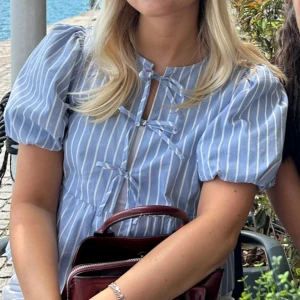 Blå blus  - Blå vit randig blus med knytning💙Stolek M från NewYorker! 