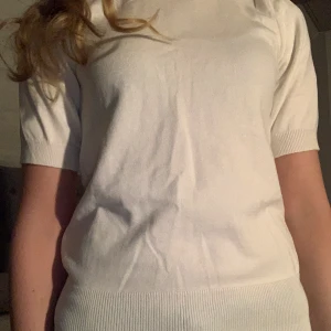 Gullig tröja från Saint Tropez - Säljer en gullig krämvit tröja/blus från Saint Tropez, i princip helt oanvänd. 