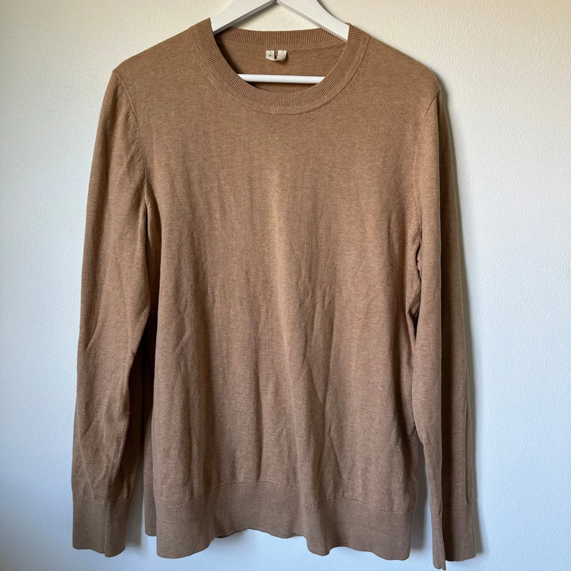 Beige stickad tröja från Arket