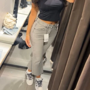 Grå croppade jeans från ZARA - Zara jeans, storlek S/36.   Helt nya med prislapp