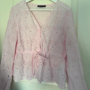 Ljusrosa blus från Pieces - Rosa blus, storlek m men passar även s. Det går bra att använda köp nu💕