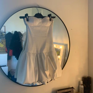 Vit  kortklänning - Vit super snygg klänning,skriv om ni vill ha fler bilder❤️ perfekt till fest och middagar❤️