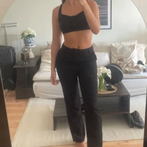 Svarta kostymbyxor rak passform - Snygga svarta kostymbyxor med rak passform och mellanhög midja. Tyvärr är dessa lite för korta på mig som är 175 så de har tyvärr inte kommit till användning mer än 3 gånger. Väldigt bra kvalitet!! Köpt för 599kr, kan tänka mig att gå ner i pris