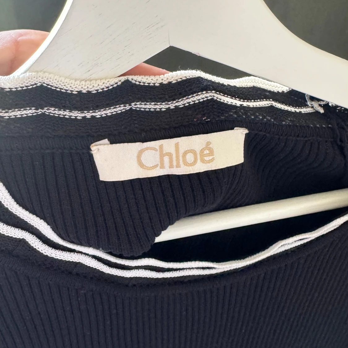 Svart ribbad topp med volang från Chloé