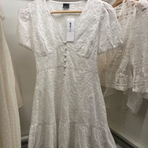 Broderad klänning  - Säljer denna så fina klänning från Ginatricot som aldrig är använd, säljer för jag har för mycket kläder, nypris 499kr men är slutsåld 