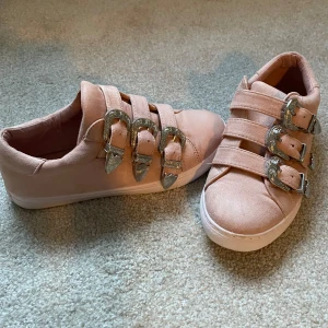 Rosa skor - Så snygg skor med snygga unika detaljer. Inte andvända allas av mig men tyckte inte dom passade mig så därför jag säljer, jätte bra skick och andvända av tidigare säljare. Storlek 36 passar även mig som har 37 i vanliga fall.❤️