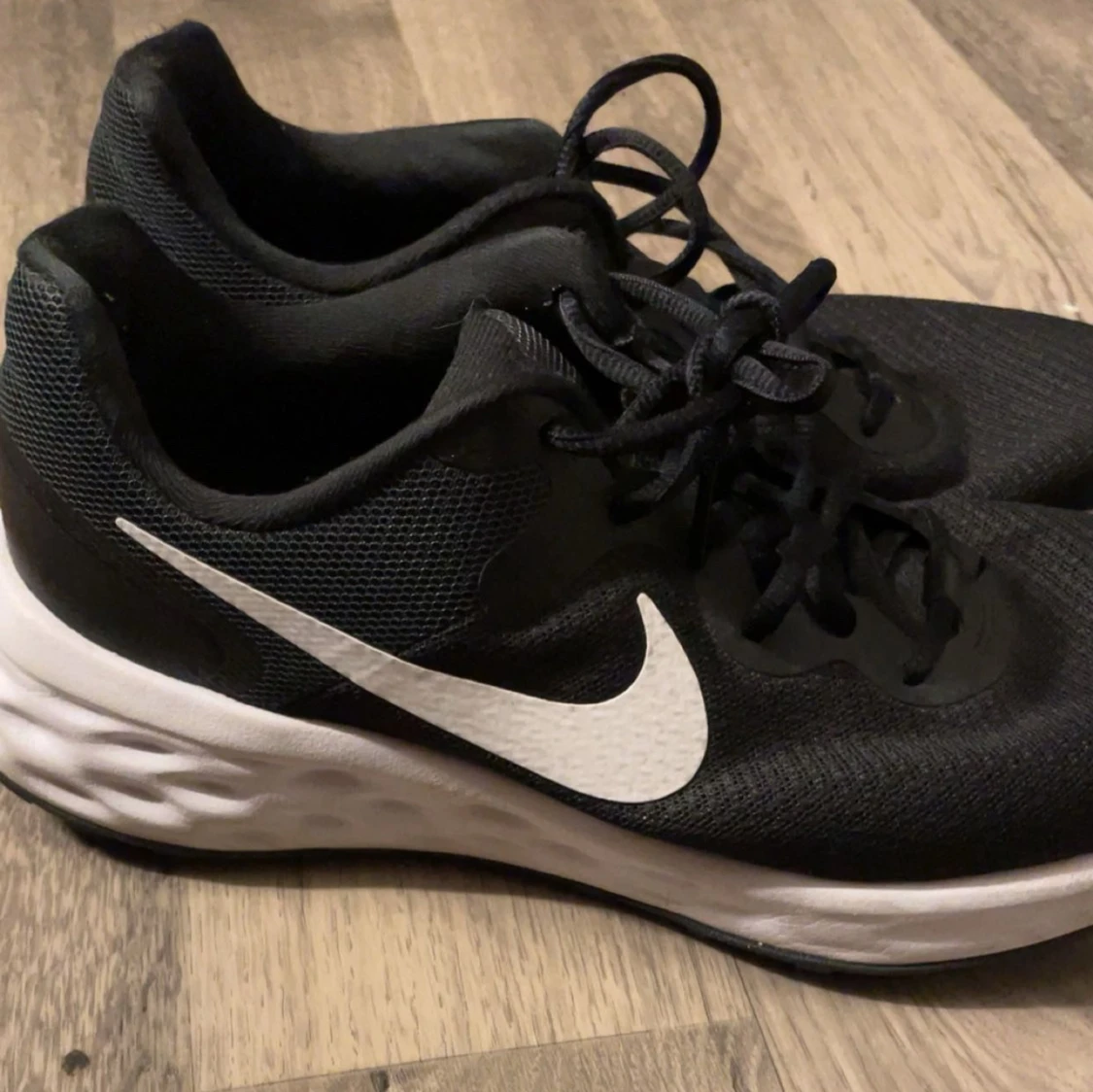 Svarta Nike sneakers med vit sula - 1