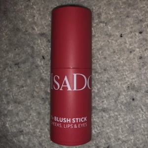 Isadora Blush Stick rödrosa - Krämig blush stick från Isadora i en snygg rödrosa nyans. Multifunktionell för kinder, läppar och ögon. Kommer i en praktisk twist-up förpackning som är enkel att använda och ta med. Perfekt för att ge färg och glow till ansiktet.