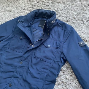 J lindeberg bailey field jacket - Säljer denna riktigt feta j lindeberg bailey field jacketen i nyskick!⭐️Nypris = 3000kr!👍Storlek M men passar också S!🙌Hör gärna av er om ni har funderingar!⭐️