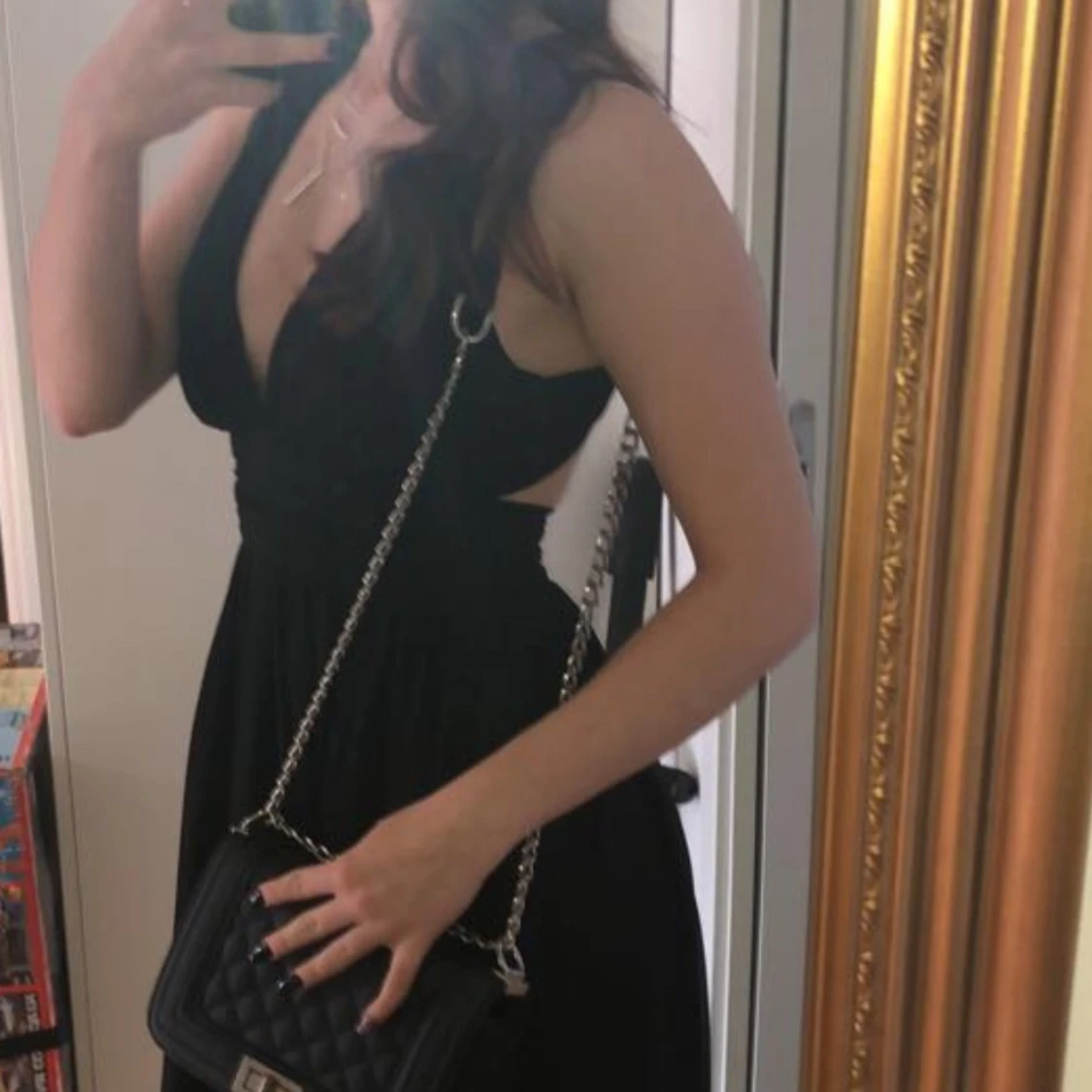 Svart långklänning med öppen rygg - 2